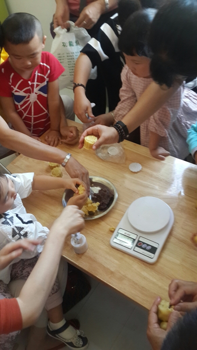苗苗四班——制作月饼活动