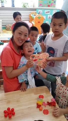 果果三班小朋友为教师送贺卡
